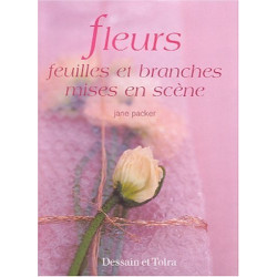Fleurs feuilles et branches mises en scène